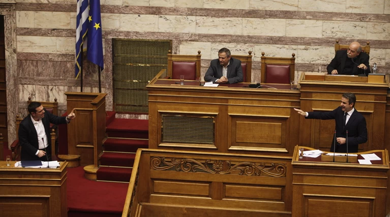Σύγκρουση πολιτικών αρχηγών στη Βουλή για τα δάνεια κομμάτων και ΜΜΕ