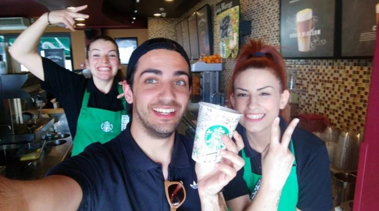 Ενας Κρητικός τρέλανε τον κολοσσό της Starbucks