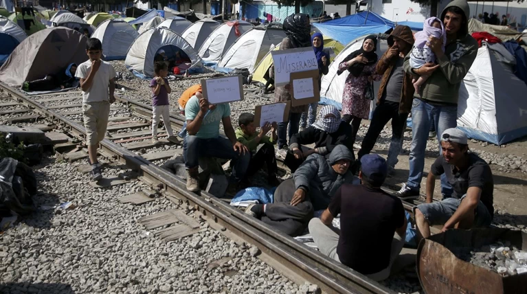 Ξαναστήνουν σκηνές πάνω στις γραμμές του τρένου στην Ειδομένη