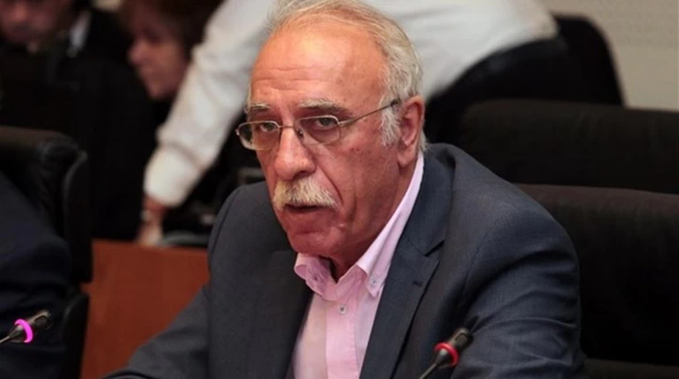Η κυβέρνηση δρομολογεί τώρα και προσφυγικό διαβατήριο
