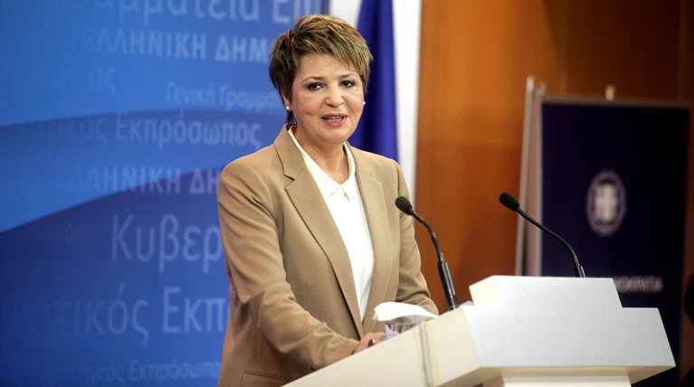 Η Γεροβασίλη πανηγυρίζει για τα νέα μέτρα, το Twitter την τρολάρει