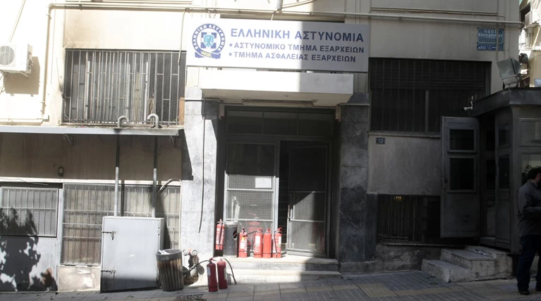 Επίθεση αντιεξουσιαστών στο ΑT Εξαρχείων με μολότωφ & βαριοπούλες