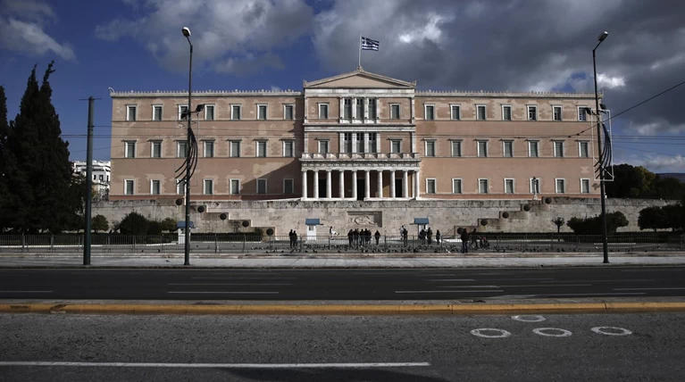 Σάρωσαν και τα ταμειακά διαθέσιμα της Βουλής