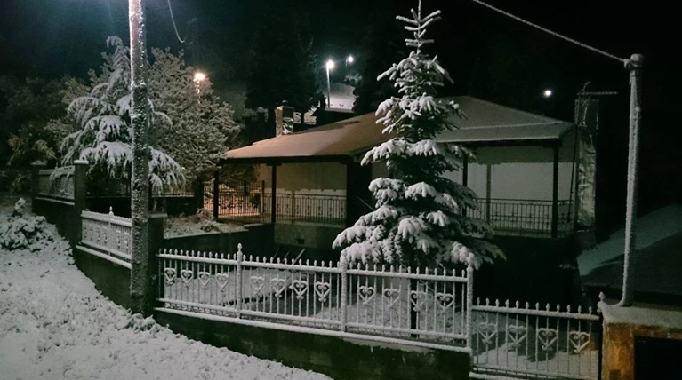 «Ντύθηκαν» στα λευκά τα Γρεβενά λίγο πριν το Πάσχα