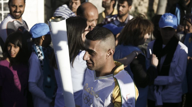 Συγκίνηση: Η Ολυμπιακή Φλόγα στα χέρια ενός πρόσφυγα