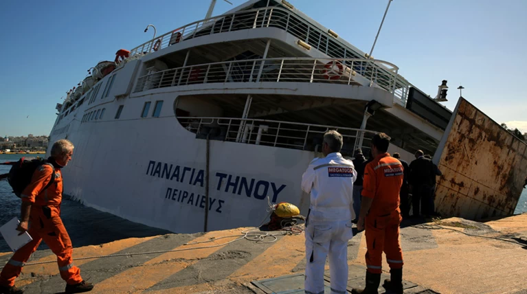 Στα ύφαλα του «Παναγία Τήνου» οι δύτες