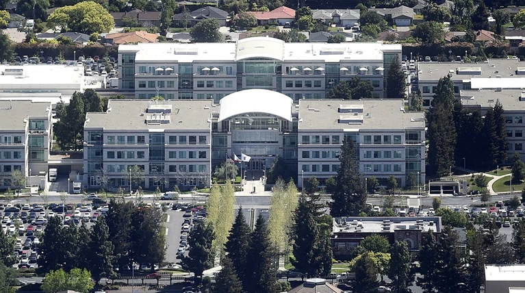Θρίλερ στα κεντρικά της Apple με πτώμα σε λίμνη αίματος