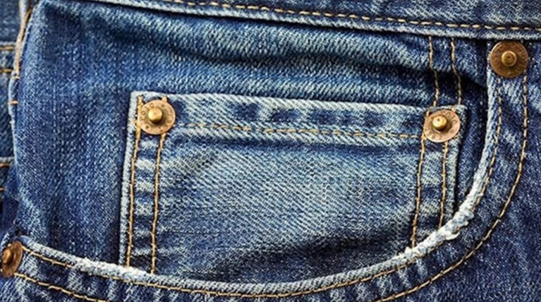 Τι κρύβεται πίσω από τα μεταλλικά κουμπιά στα τζιν