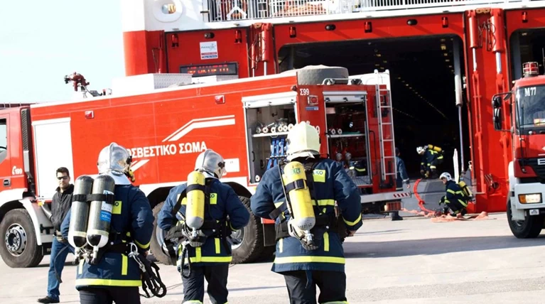 Δύο νεκροί από πυρκαγιά σε οικισμό στη Μάνδρα