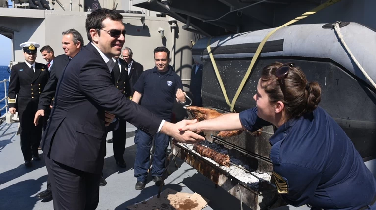Τσίπρας-Καμμένος τσούγκρισαν αυγά στη φρεγάτα «Αδρίας»