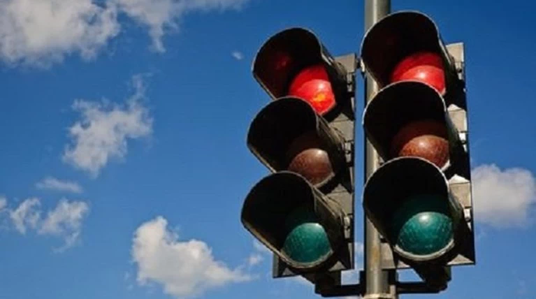 Γιατί τα φανάρια έχουν πράσινο, κόκκινο και πορτοκαλί χρώμα;