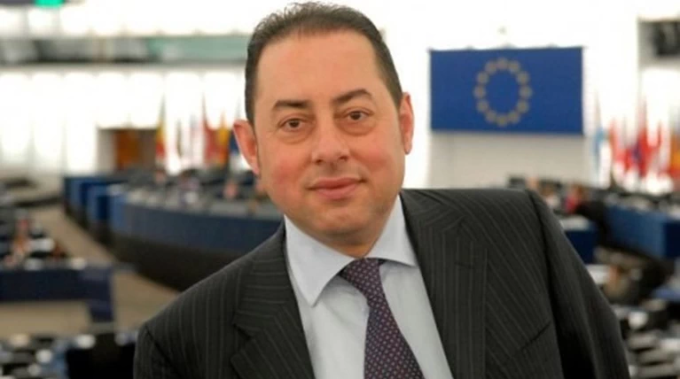 Πιτέλα: ΔΝΤ και Σόιμπλε θέλουν να δουν την Ελλάδα να βυθίζεται