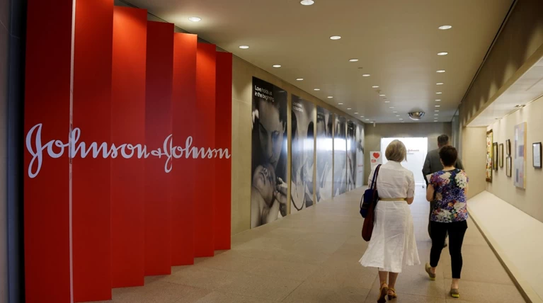 Αποζημίωση-μαμούθ επιδικάστηκε στην Johnson & Johnson