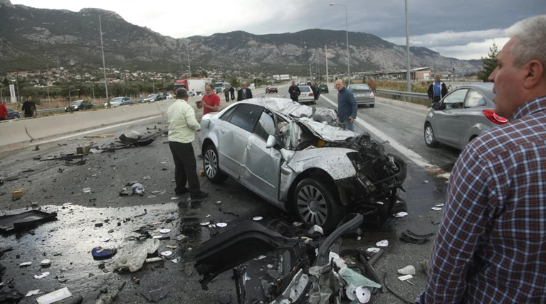 Γλίτωσαν σαν από θαύμα στο φοβερό τροχαίο της Κινέττας