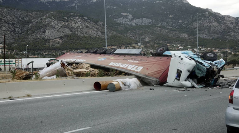 Νέες σοκαριστικές φωτογραφίες από το τραγικό δυστύχημα στην εθνική