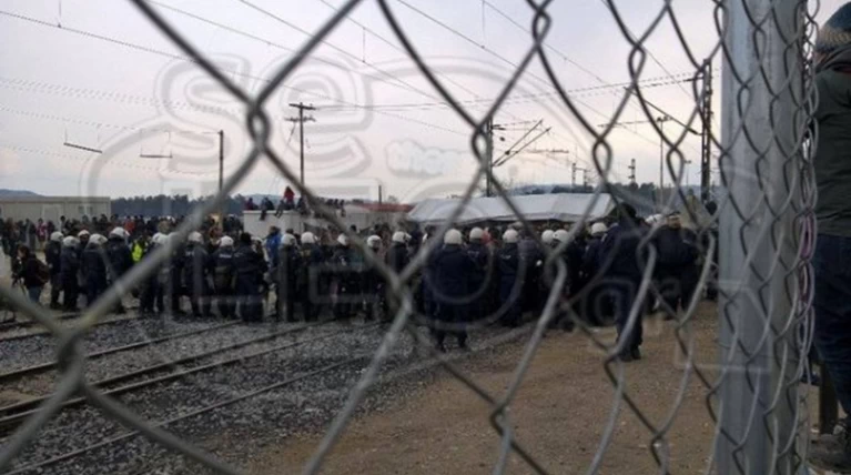 Νέα ένταση στην Ειδομένη στις γραμμές του ΟΣΕ και στον φράκτη με τα Σκόπια