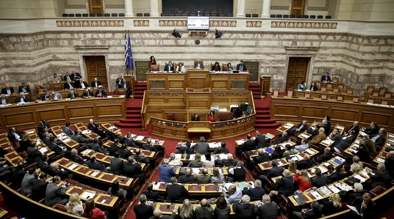 Βροχή τροπολογιών για προσλήψεις και υπόθεση Σταθάκη