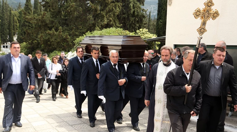 Θρήνος και οδύνη στην κηδεία του Γιάννη Αγγελάκη