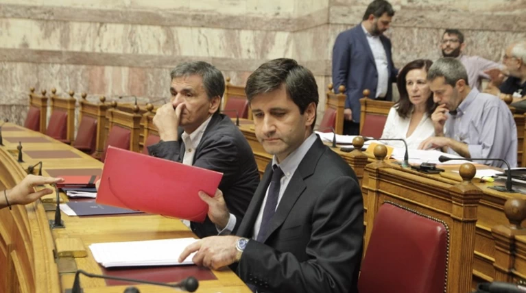 Μακριά από το καμίνι της Βουλής μένει ο Τσακαλώτος,