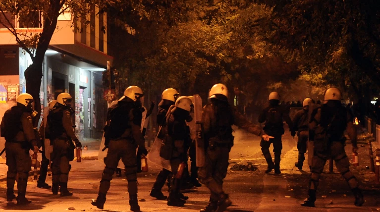Μάχη με μολότοφ έξω από το Πολυτεχνείο τα ξημερώματα