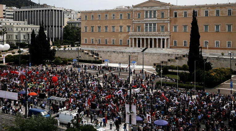 Τεράστιο συλλαλητήριο αυτή την ώρα έξω από τη Βουλή