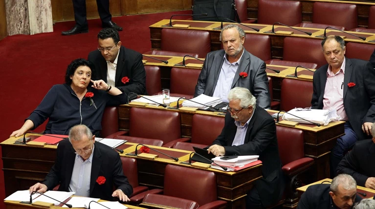 Πλημμύρισαν κόκκινα γαρίφαλα τα έδρανα του ΚΚΕ στη Βουλή.
