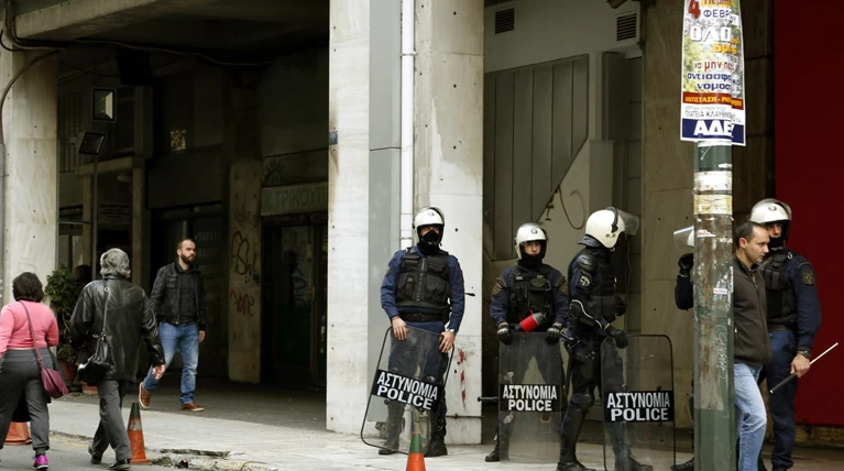 Στόχος μολότοφ και πάλι τα γραφεία του ΠΑΣΟΚ το μεσημέρι της Κυριακής