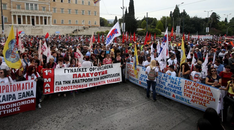 Συλλαλητήριο διαρκείας έξω,σκληρό σφυροκόπημα μέσα