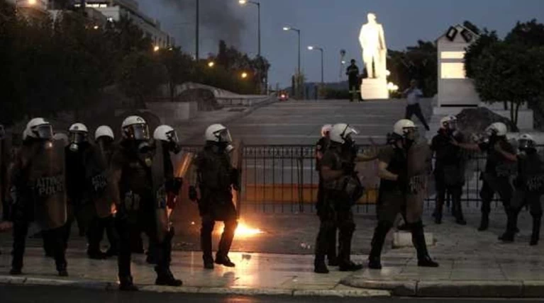 Πετροπόλεμος, μολότοφ και δακρυγόνα στο Σύνταγμα