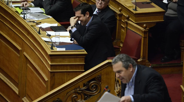 Γιατί έβαλε τα γέλια ο Τσίπρας όταν μιλούσε ο Καμμένος