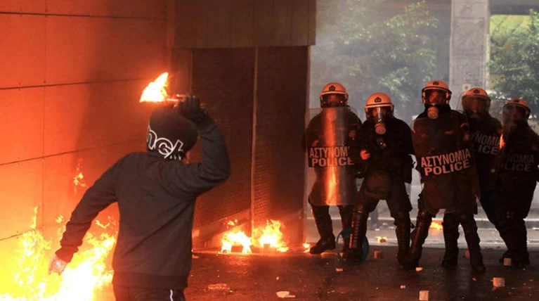 «Πολυεθνική» συλλήψεων μετά τα επεισόδια στα Εξάρχεια