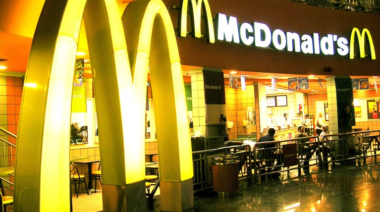'Ανοιξε McDonald's στη Σαντορίνη, έρχονται άλλα οκτώ με 250 νέες θέσεις