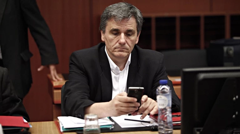 Πάει και η κόκκινη γραμμή για κόψιμο μισθών στο δημόσιο