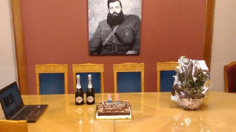 Ο Πολάκης γιόρτασε τα γενέθλια του με φόντο τον Βελουχιώτη