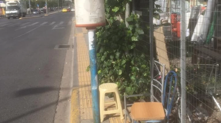 Η στάση λεωφορείου στην Πεντέλης που έγινε viral για τους λάθος λόγους