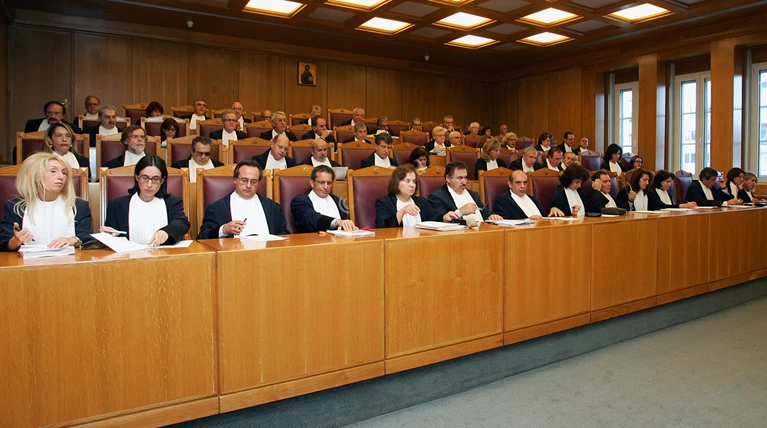 Απόφαση-βόμβα του ΣτΕ για τις μειώσεις στους μισθούς των ενστόλων