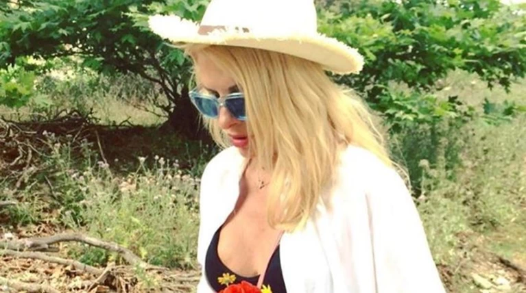 Η Ελένη Μενεγάκη "βομβαρδίζει" το Instagram από την Άνδρο