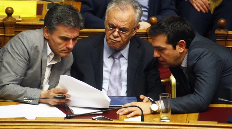 Βαριά μέτρα στη Βουλή, light συζητήσεις για το χρέος