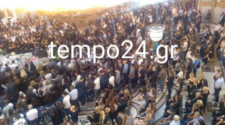 Ντυμένοι στα λευκά αποχαιρέτησαν τον 17χρονο ποδοσφαιριστή