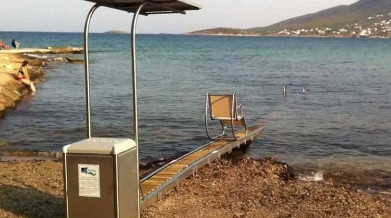 17 νέες ράμπες για ΑμεΑ σε παραλίες της Αττικής