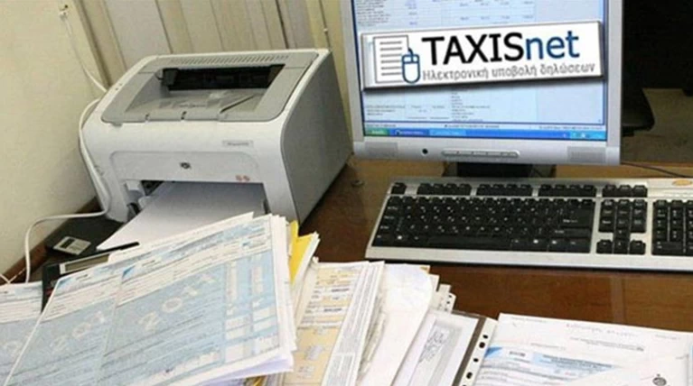 Τα «μαζεύει» το ΥΠΟΙΚ μετά το φορο-σοκ σε άνεργους και μπλοκάκια