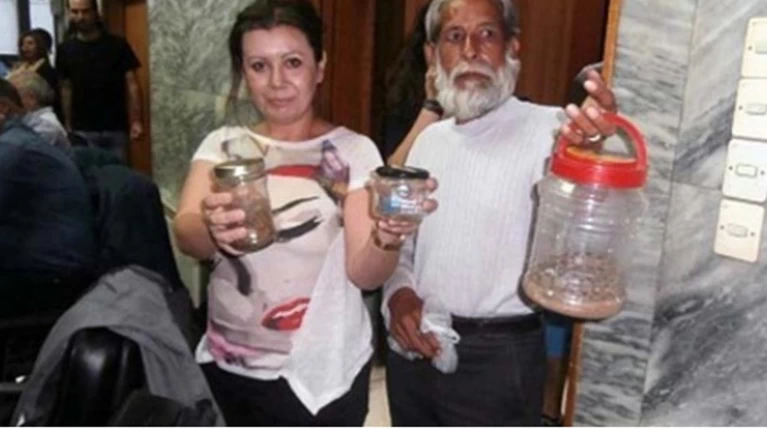 Πρόσφυγες πήγαν στο Δημ. Συμβούλιο με φίδια & σκορπιούς