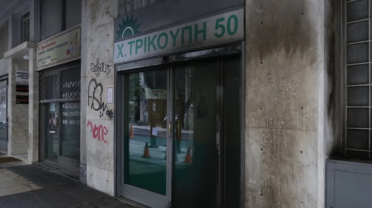 «Βροχή» μολότοφ κατά αστυνομικών στα γραφεία του ΠΑΣΟΚ