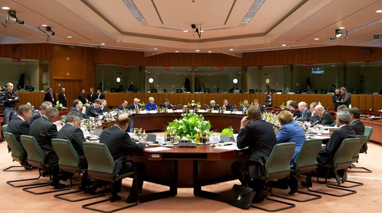 Bloomberg: Οι τρεις δυνατότητες για το χρέος που εξετάζει η ευρωζώνη