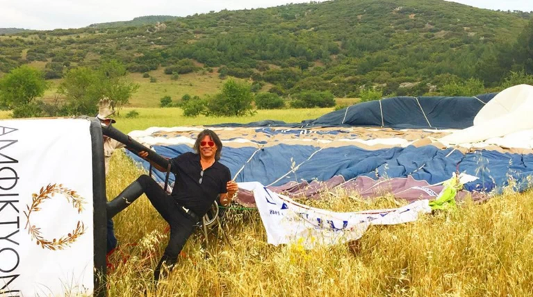 Ο Ψινάκης «γκρεμίστηκε» με το αερόστατο σε βουνό (vd)