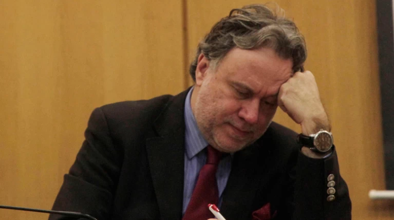 Παίρνει πίσω το ΕΚΑΣ αλλά αυξάνει τις δόσεις!