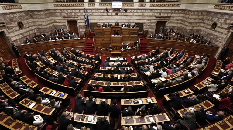 Σε εξέλιξη η μαραθώνια συνεδρίαση για το πολυνομοσχέδιο