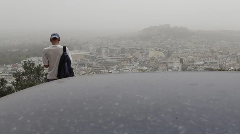 «Κρύφτηκε» πίσω από την αφρικανική σκόνη η Αθήνα