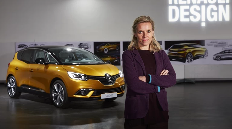 H επικεφαλής σχεδιασμού της Renault σαρώνει τα βραβεία