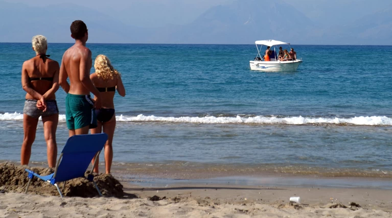 DW: Οι Γερμανοί τουρίστες επιλέγουν και φέτος την Ελλάδα